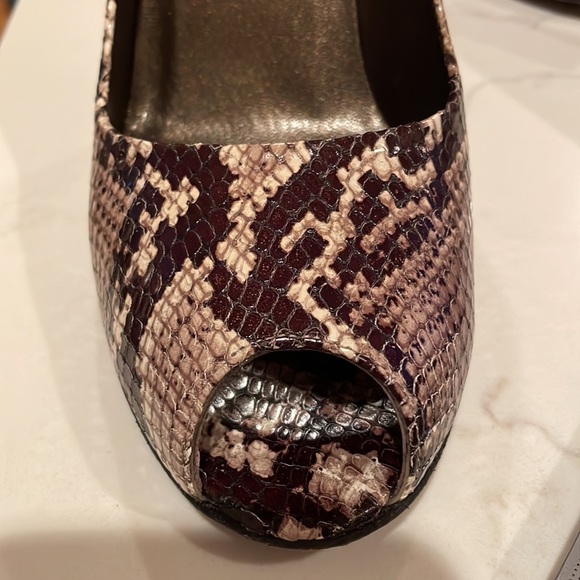 Stuart Weitzman Amazrolling python peep toe sz 9 - Picture 6 of 7
